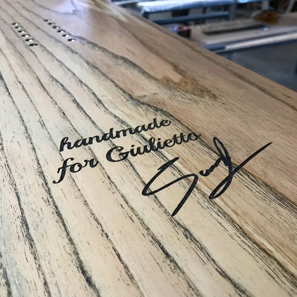 personalizzazione laser di una tavola da snowboard in legno di frassino naturale